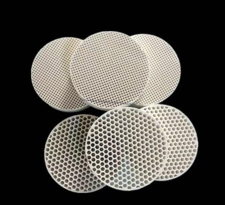 السيراميك المقاوم للنيران ذو القوة العالية مع درجة حرارة العمل تصل إلى 1800 درجة مئوية والسيراميك الألومينا الصديق للبيئة لتطبيقات درجة حرارة عالية